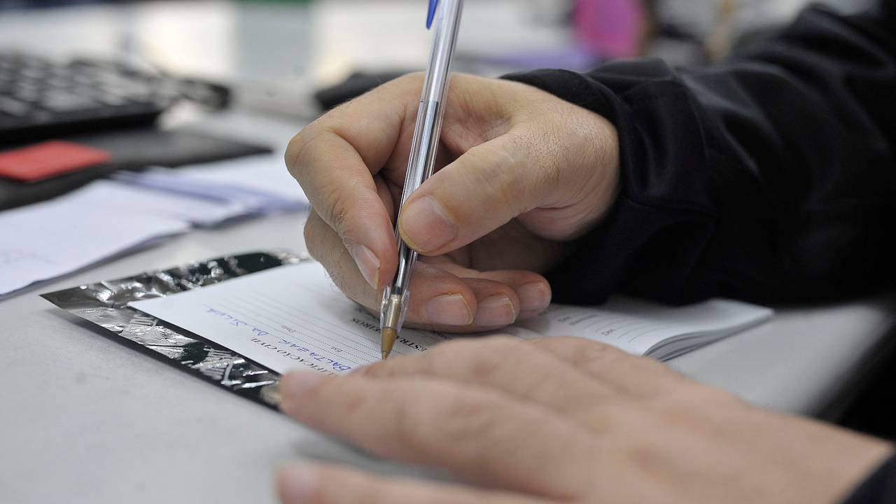 Carteiras de trabalho - Desemprego - Emprego- Economia