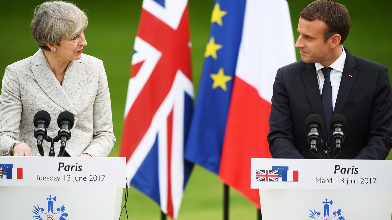 A primeira-ministra Theresa May e o presidente francês Emmanuel Macron