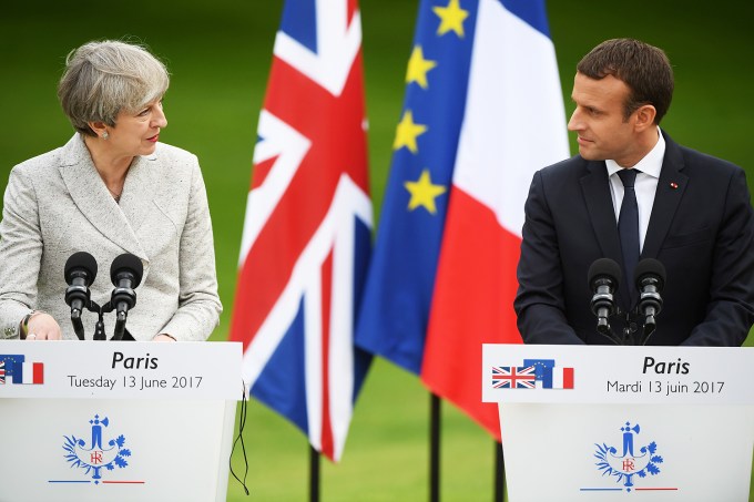 A primeira-ministra Theresa May e o presidente francês Emmanuel Macron