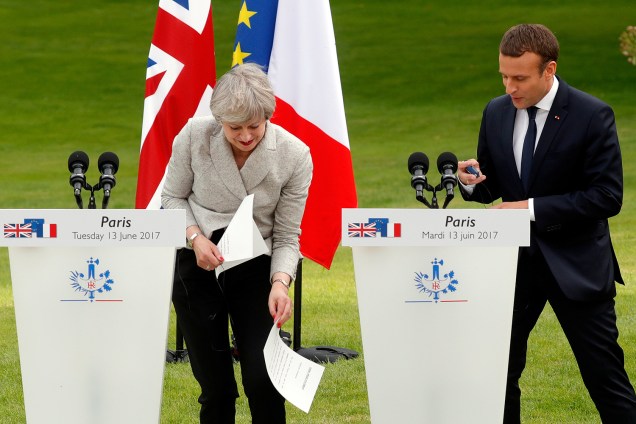 Presidente francês, Emmanuel Macron recebe a primeira-ministra britânica, Theresa May, no Elysee Palace, em Paris, na França - 13/06/2017