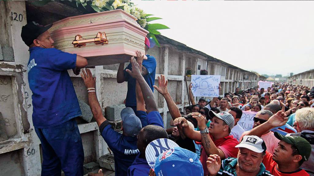 GAVETA G-119 – O sepultamento de Fabiane, no cemitério Jardim da Paz, que teve ampla cobertura da imprensa