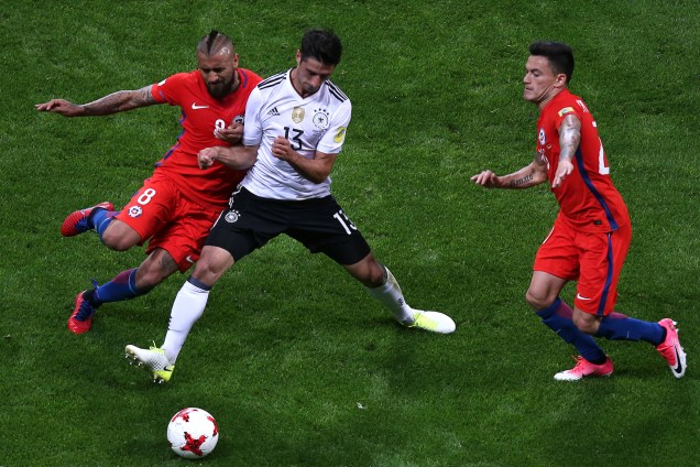 O meia alemão Lars Stindl disputa jogada com os chilenos Arturo Vidal e Charles Aranguiz durante partida do grupo B da Copa das Confederações em Kazan, na Rússia - 22/06/2017