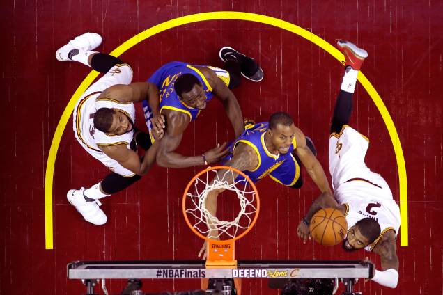 Kyrie Irving do Cleveland Cavaliers passa pela defesa do Golden State Warriors para fazer o arremesso - 09/06/2017 Kyrie Irving do Cleveland Cavaliers passa pela defesa do Golden State Warriors para fazer o arremesso - 09/06/2017