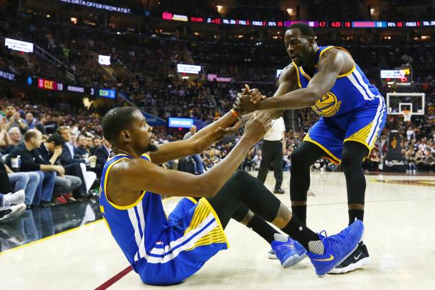 Draymond Green ajuda o companheiro de Golden State Warriors, Kevin Durant, durante o jogo 4 da final contra o Cleveland Cavaliers - 09/06/2017 Draymond Green ajuda o companheiro de Golden State Warriors, Kevin Durant, durante o jogo 4 da final contra o Cleveland Cavaliers - 09/06/2017