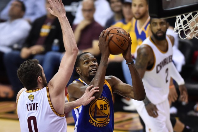 Kevin Durant do Golden State Warriors é marcado por Kevin Love do Cleveland Cavaliers no jogo 4 das finais da NBA - 09/06/2017