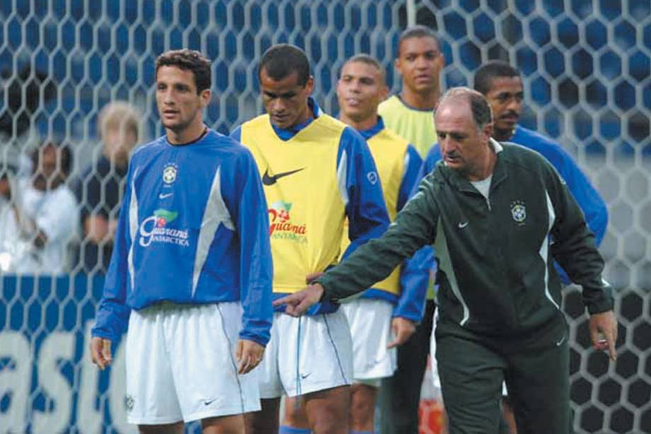 Luiz Felipe Scolari, técnico da seleção brasileira, orientando Belletti, Rivaldo, Ronaldo, Vampeta e Dida em treino durante a Copa do Mundo de 2002