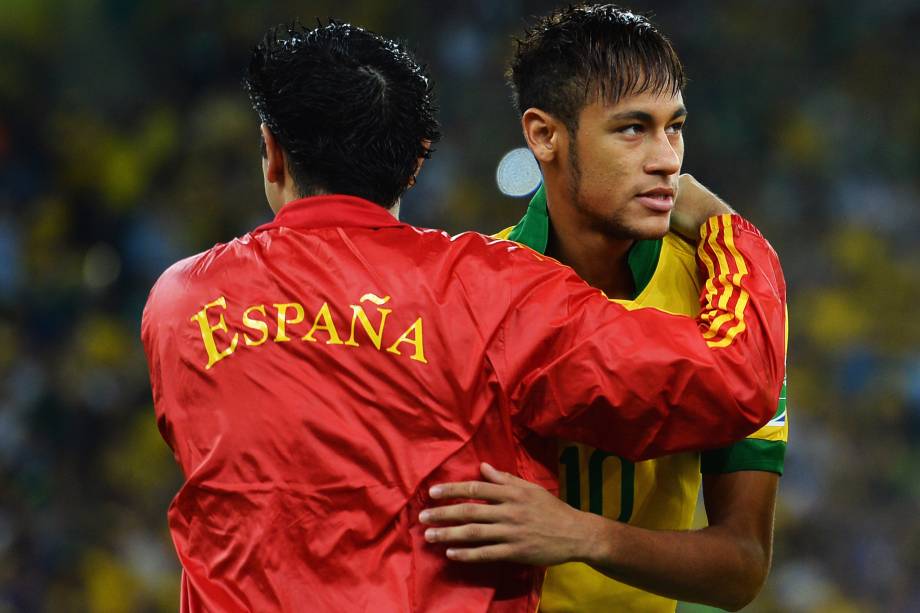 Neymar abraça o meia Xavi da seleção da Espanha durante a final da Copa das Confederações no Maracanã - 30/06/2013