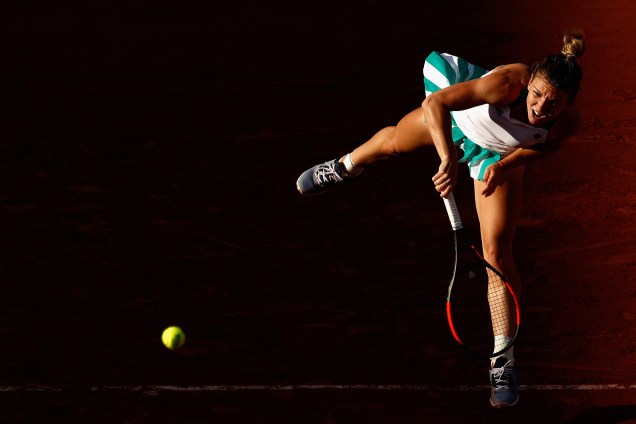 A romena Simona Halep durante partida contra a eslovaca Jana Cepelova na primeira rodada do torneio de Roland Garros - 30/05/2017