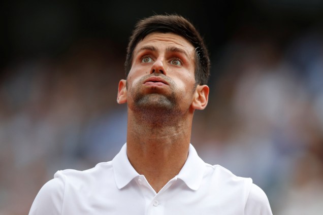 O sérvio Novak Djokovic reage durante partida contra o argentino Diego Schwartzman, na terceira rodada do torneio de Roland Garros - 02/06/2017