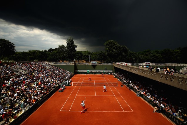 Nuvens negras encobrem o céu durante partida entre as duplas Sam Groth da Austrália e Robert Lindstedt da Suécia e Bob Bryan e Mike Bryan dos Estados Unidos, na segunda rodada do torneio de Roland Garros - 02/06/2017