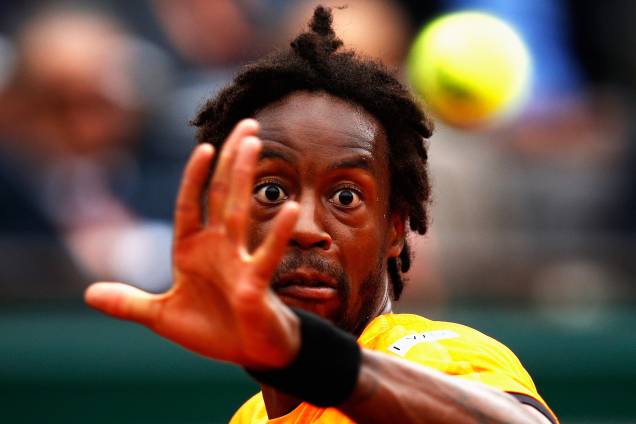 O francês Gael Monfils olha fixamente para a bolinha durante partida contra o compatriota Richard Gasquet - 03/06/2017 O francês Gael Monfils olha fixamente para a bolinha durante partida contra o compatriota Richard Gasquet - 03/06/2017