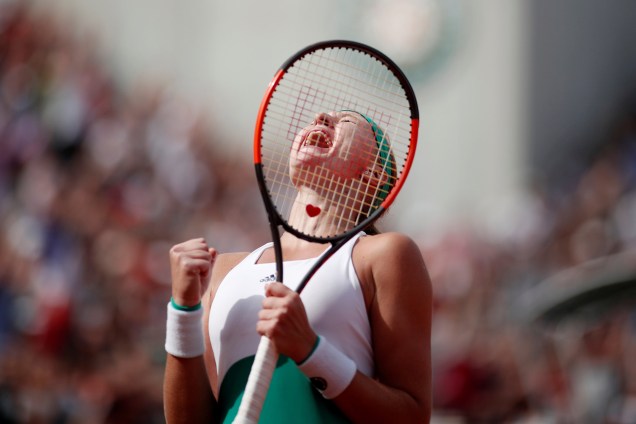 A francesa Kristina Mladenovic comemora sua vitória sobre a espanhola Garbine Muguruza na quarta rodada do torneio de Roland Garros - 04/06/2017