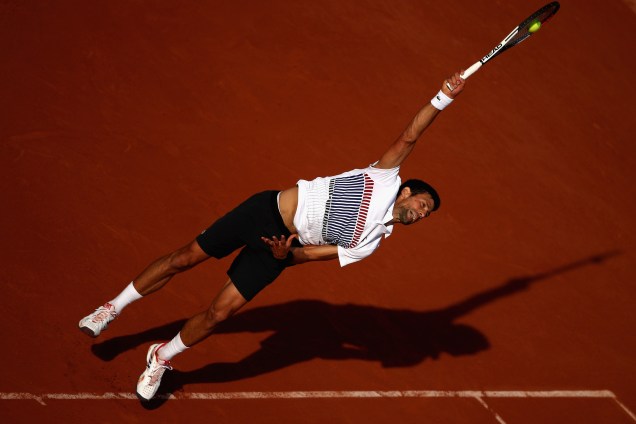 O sérvio Novak Djokovic em ação durante partida contra o espanhol Albert Ramos-Vinolas durante a quarta rodada do torneio de Roland Garros em Paris, na França - 04/06/2017