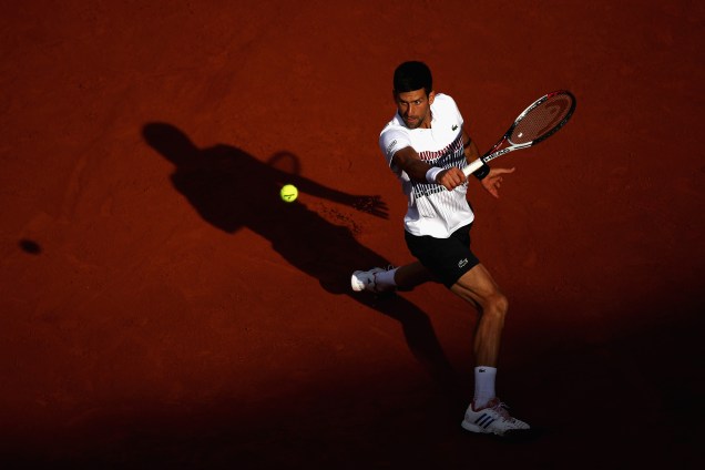 O sérvio Novak Djokovic durante partida válida pela quarta rodada do torneio de Roland Garros contra o espanhol Albert Ramos-Vinolas - 04/06/2017
