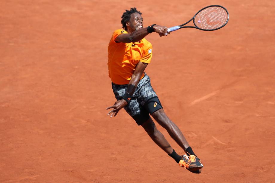 O francês Gael Monfils em ação durante partida contra o suíço Stanislas Wawrinka na quarta rodada do torneio de Roland Garros em Paris, na França - 05/06/2017