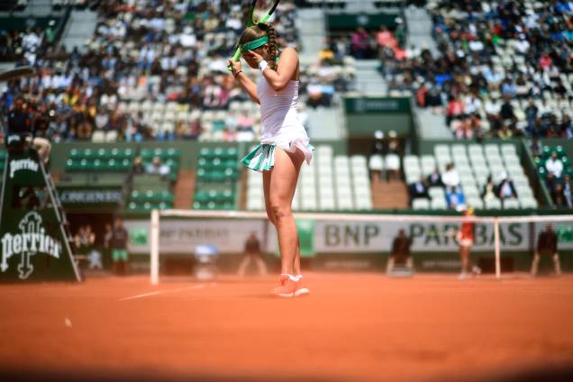 A tenista Jelena Ostapenko da Letônia sofre com a poeira soprada pelo vento durante sua partida contra a dinamarquesa Caroline Wozniacki - 06/06/2017 A tenista Jelena Ostapenko da Letônia sofre com a poeira soprada pelo vento durante sua partida contra a dinamarquesa Caroline Wozniacki - 06/06/2017