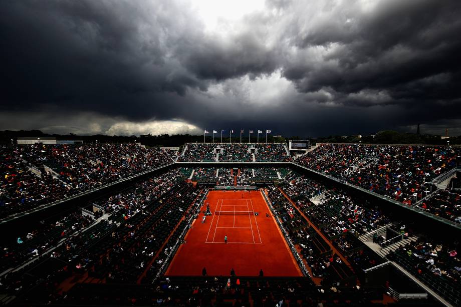 Vista geral da quadra Philippe Chatrier coberta de densas nuvens de chuva duranta a partida entre a francesa Kristina Mladenovic e a suíça Timea Bacsinszky - 06/06/2017