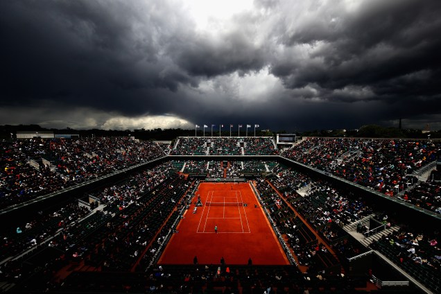 Vista geral da quadra Philippe Chatrier coberta de densas nuvens de chuva duranta a partida entre a francesa Kristina Mladenovic e a suíça Timea Bacsinszky - 06/06/2017