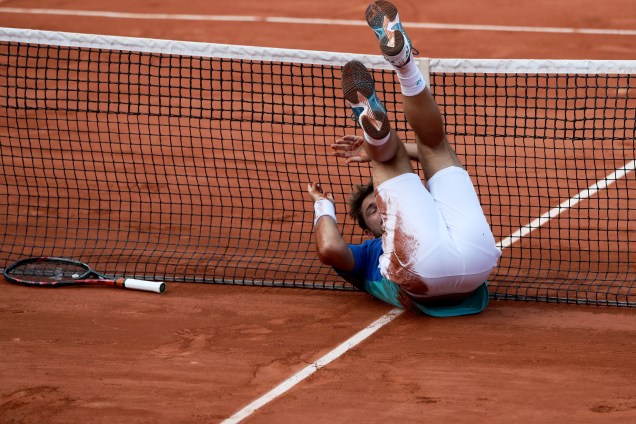 O suíço Stan Wawrinka sofre queda durante o jogo contra o croata Marin Cilic, no torneio de Roland Garros, na França - 07/06/2017
