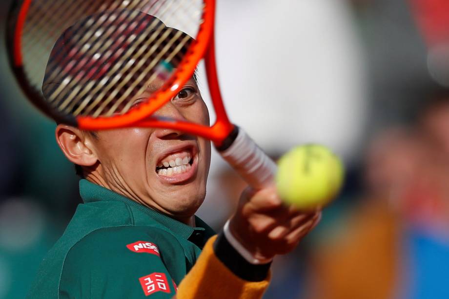 O tenista japonês Kei Nishikori rebate a bola durante a partida das quartas de final contra o britânico Andy Murray em Roland Garros - 07/06/2017