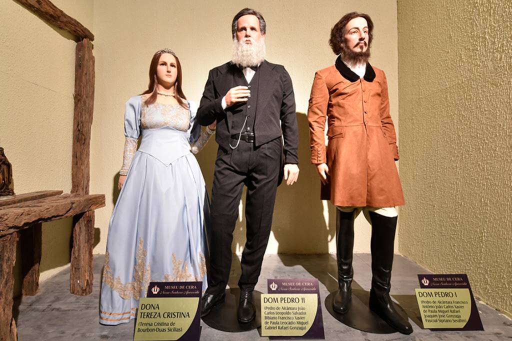 Estátuas de cera da família real brasileira: Dona Thereza Cristina, Dom Pedro II e Dom Pedro I, no Museu de Cera de Aparecida do Norte