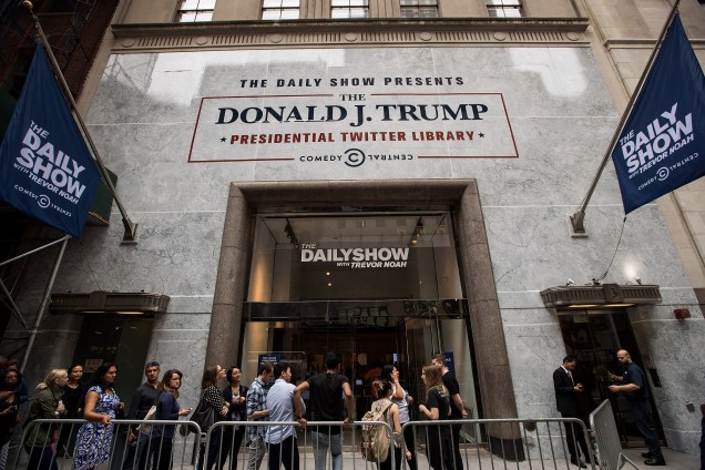 Visitantes fazem fila para entrar na exposição organizada pelo programa de televisão '<span>The Daily Show' satirizando o legado de Donald Trump a partir de suas mensagens no Twitter</span>
