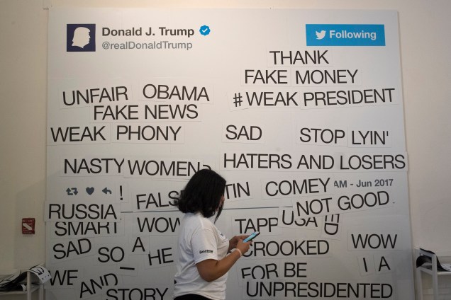 Exposição reúne as principais postagens do presidente Donald Trump no Twitter ao longo dos anos