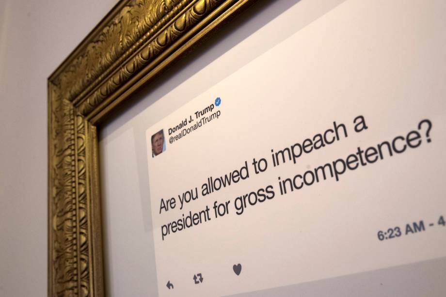 Exposição reúne as principais postagens do presidente Donald Trump no Twitter ao longo dos anos