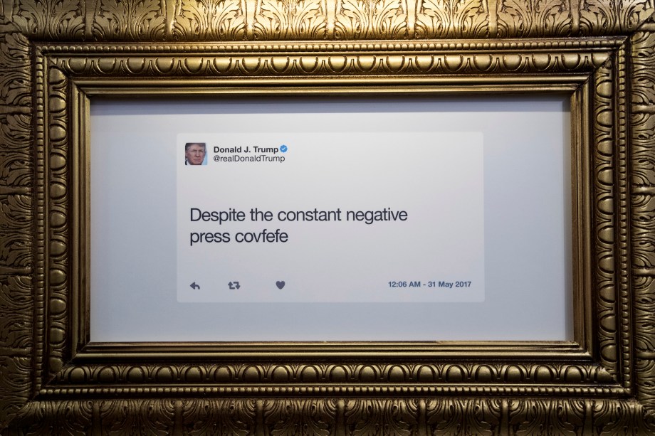 Exposição reúne as principais postagens do presidente Donald Trump no Twitter ao longo dos anos