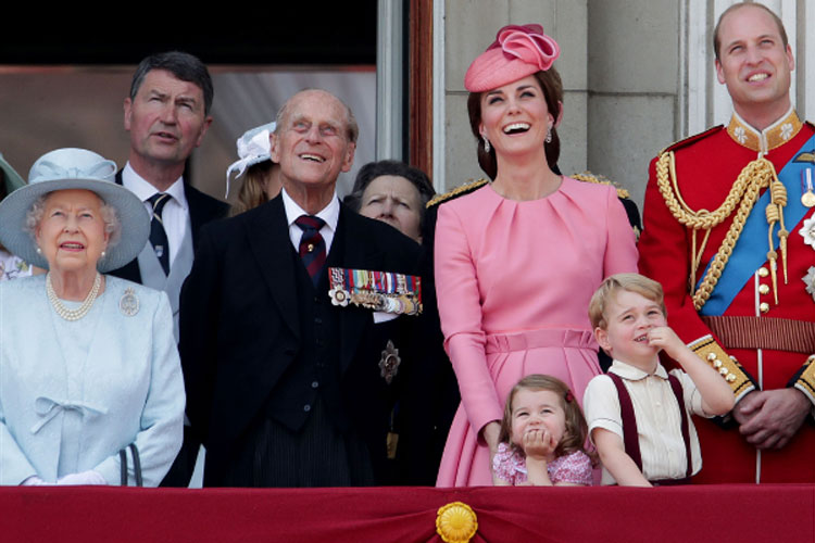 Os príncipes Charlotte e George foram a grande atração da festa de 91 anos da Rainha Elizabeth II, em junho de 2017