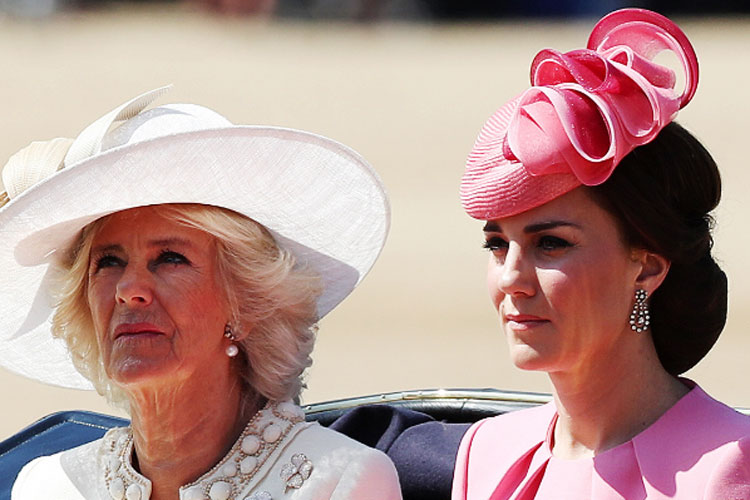 Camilla Parker Bowles, mulher do Príncipe Charles, e Kate Middleton, mulher de William