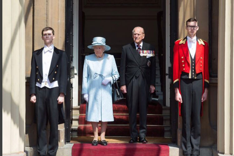 A rainha Elizabeth II ao lado do marido, Philip, em sua festa de 91 anos