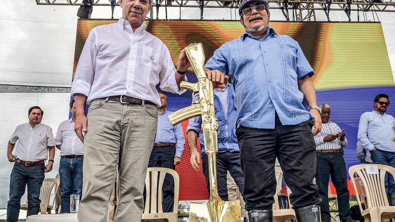 GOSTO DUVIDOSO - Santos com Rodrigo Londoño, o Timochenko, das Farc, e uma “obra de arte” que mistura pá com fuzil