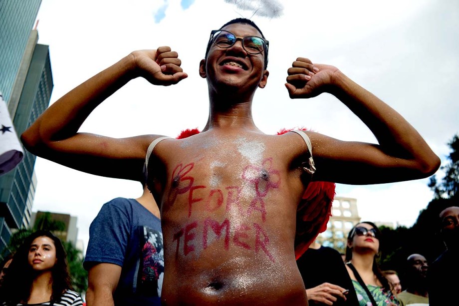 Foliões aproveitam a Parada do Orgulho LGBT para protestar contra o Presidente Michel Temer, em São Paulo - 18/06/2017