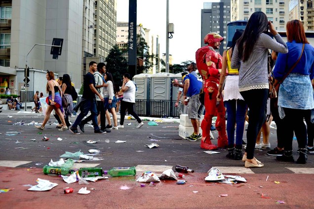 Lixo, garrafas de vidro, sacos plásticos e latinhas são descartadas na Avenida Paulista após Parada do Orgulho LGBT, em São Paulo - 18/06/2018