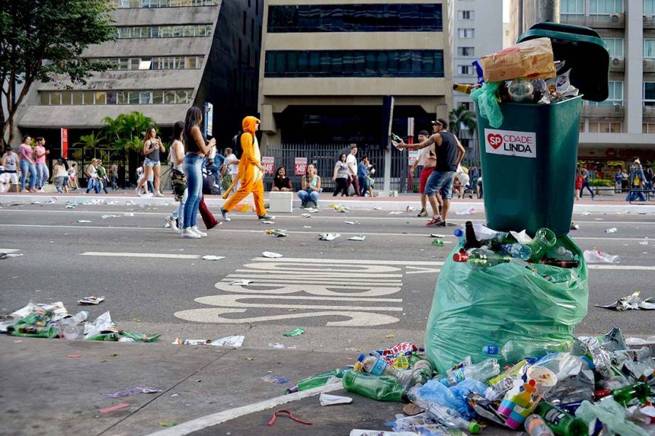 Lixo, garrafas de vidro, sacos plásticos e latinhas são descartadas na Avenida Paulista após Parada do Orgulho LGBT, em São Paulo - 18/06/2018