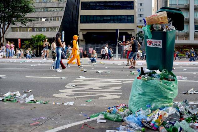 Lixo, garrafas de vidro, sacos plásticos e latinhas são descartadas na Avenida Paulista após Parada do Orgulho LGBT, em São Paulo - 18/06/2018 Lixo, garrafas de vidro, sacos plásticos e latinhas são descartadas na Avenida Paulista após Parada do Orgulho LGBT, em São Paulo - 18/06/2018