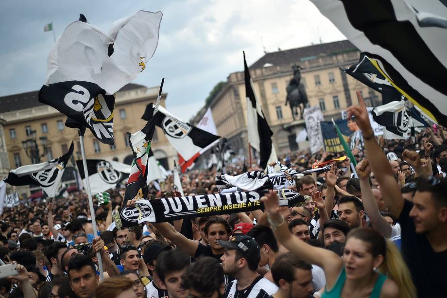 Fãs da Juventus chegam a Piazza San Carlo, em Turim, na Itália para acompanhar a final da Liga dos Campeões da Europa - 03/06/2017