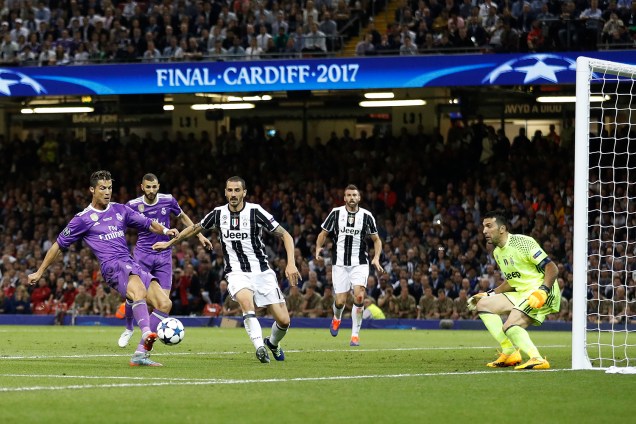 Cristiano Ronaldo do Real Madrid marca o seu segundo gol durante a partida contra a Juventus, na final da Liga dos Campeões da Europa no Millenium Stadium, em Cardiff, no País de Gales - 03/06/2017