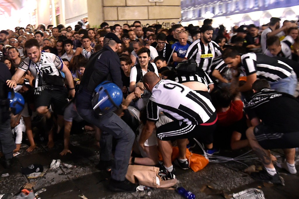 Tumulto na Piazza San Carlo, em Turim, na Itália