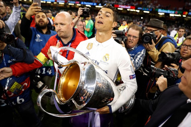Cristiano Ronaldo do Real Madrid com o troféu de campeão da Liga dos Campeões da Europa no Millenium Stadium, em Cardiff, no País de Gales - 03/06/2017