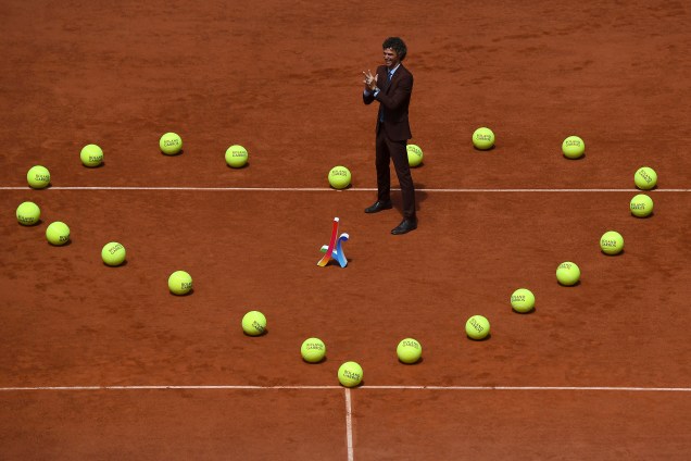 Antes da final de Roland Garros o ex-tenista brasileiro e tricampeão do torneio, Gustavo Kuerten, foi homenageado na quadra Philippe Chatrier 20 anos após a conquista de seu primeiro título - 11/06/2017