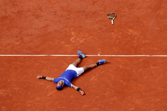 O tenista espanhol Rafael Nadal comemora após superar o suíço Stan Wawrinka na final de Roland Garros - 11/06/2017