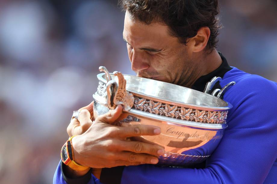 O tenista espanhol Rafael Nadal beija a taça de Roland Garros após vencer Stan Wawrinka na final - 11/06/2017