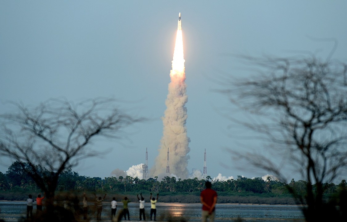 Índia lança foguete com satélite de comunicação do centro espacial de Satish Dhawan
