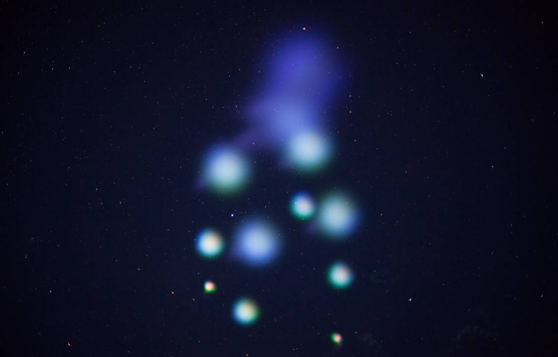 NASA explode foguete e ilumina o céu com "nuvens artificiais"