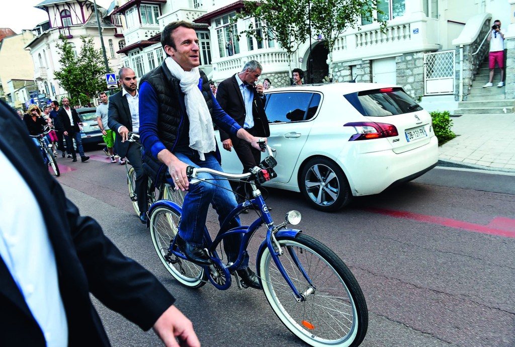 O presidente francês Emmanuel Macron, do República em Marcha, pedala pelas ruas de Le Touquet, no norte da França. no dia 10 de junho de 2017