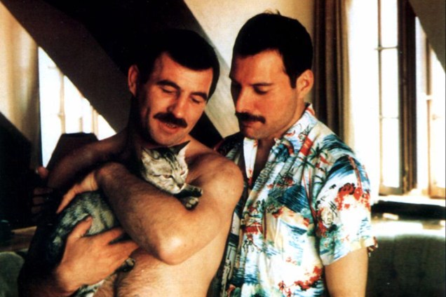 Freddie Mercury com seu namorado Jim Hutton no final da década de 1980