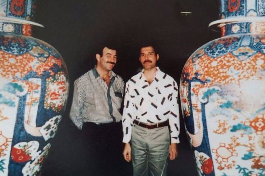 Freddie Mercury com seu namorado Jim Hutton no final da década de 1980