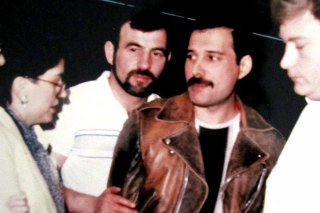 Freddie Mercury com seu namorado Jim Hutton no final da década de 1980
